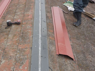 佐倉市　屋根　板金工事　新しい貫板の設置　プラスチック製のタフモック　新しい板金の設置