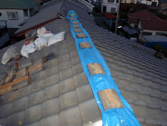 佐倉市　屋根　棟瓦取り直し　漆喰詰め直し　夜はしっかりと養生
