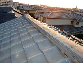 佐倉市　屋根　棟瓦取り直し　漆喰詰め直し　棟部分は様々な形の瓦からなる構造
