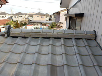 佐倉市　屋根　棟瓦取り直し　漆喰詰め直し　鬼瓦と外壁と接する部分の漆喰の補修