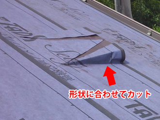 千葉県佐倉市　屋根カバー工法　室内塗装　屋根の形状に合わせて防水紙を加工