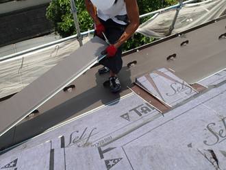 千葉県佐倉市　屋根カバー工法　室内塗装　横暖ルーフきわみを施工中