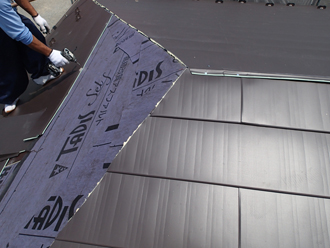 千葉県佐倉市　屋根カバー工法　室内塗装　横暖ルーフきわみ　施工中