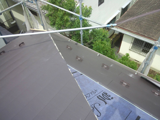 千葉県佐倉市　屋根カバー工法　室内塗装　横暖ルーフきわみ設置完了まであと少し　下塗り完了