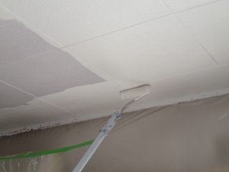 千葉県佐倉市　屋根カバー工法　室内塗装　天井塗装中