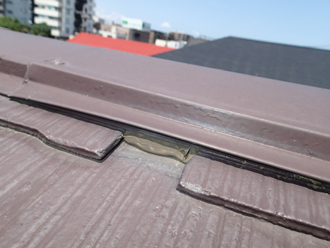 千葉県佐倉市　屋根カバー工法　室内塗装　点検　広すぎるスレートとスレートの隙間