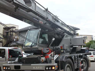 千葉県 八千代市 ビルのR屋根リフォーム、カバー工法　25tクレーン車