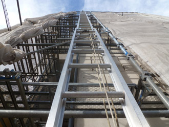 千葉県 八千代市 ビルのR屋根リフォーム、カバー工法　荷揚げ機