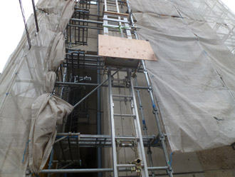 千葉県 八千代市 ビルのR屋根リフォーム、カバー工法　荷揚げ機稼働中