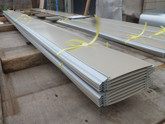 千葉県 八千代市 ビルのR屋根リフォーム、カバー工法　特注のガルバリウム鋼板屋根材