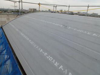 千葉県 八千代市 ビルのR屋根リフォーム、カバー工法　防水紙の敷設