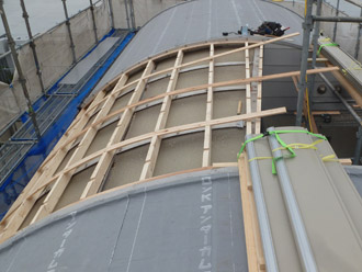 千葉県 八千代市 ビルのR屋根リフォーム、カバー工法　採光部の枠組み設置