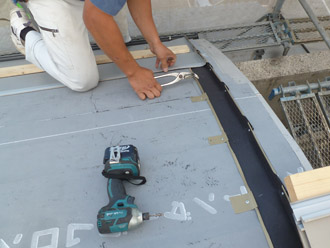 千葉県 八千代市 ビルのR屋根リフォーム、カバー工法　水切りの敷設