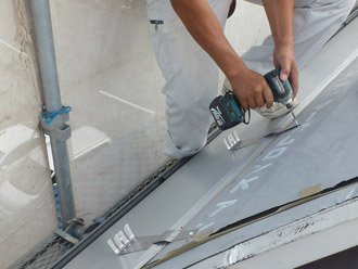 千葉県 八千代市 ビルのR屋根リフォーム、カバー工法　雪止めの設置