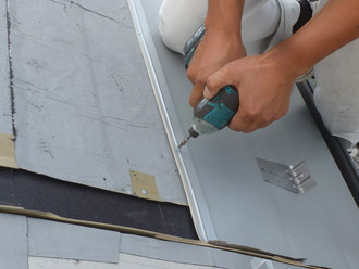 千葉県 八千代市 ビルのR屋根リフォーム、カバー工法　屋根材をビス止め