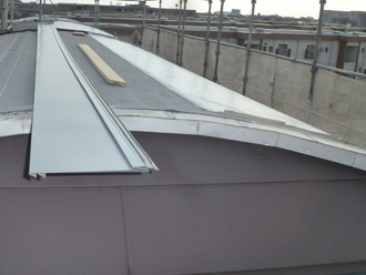 千葉県 八千代市 ビルのR屋根リフォーム、カバー工法　屋根材の設置完了間近