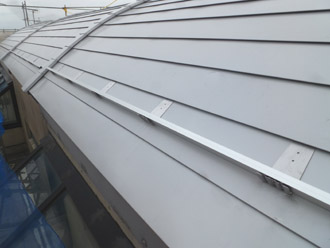 千葉県 八千代市 ビルのR屋根リフォーム、カバー工法　雪止め追加設置