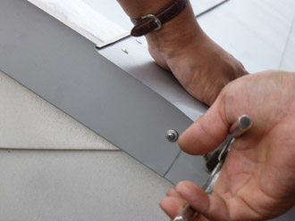 千葉県 八千代市 ビルのR屋根リフォーム、カバー工法　ケラバの調整