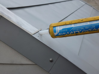 千葉県 八千代市 ビルのR屋根リフォーム、カバー工法　ケラバのコーキング