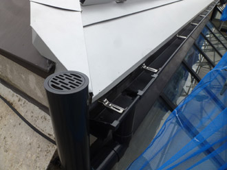 千葉県 八千代市 ビルのR屋根リフォーム、カバー工法　新しい雨樋の設置