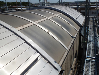 千葉県 八千代市 ビルのR屋根リフォーム、カバー工法　点検　屋根の採光部