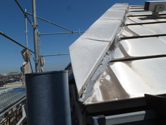 千葉県 八千代市 ビルのR屋根リフォーム、カバー工法　点検　屋根　テープでの補修跡