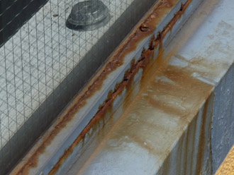 千葉県 八千代市 ビルのR屋根リフォーム、カバー工法　点検　屋根　テープでの補修跡の拡大画像