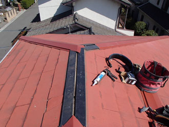 千葉県　千葉市中央区　棟板金交換　貫板の上に棟板金を仮設置