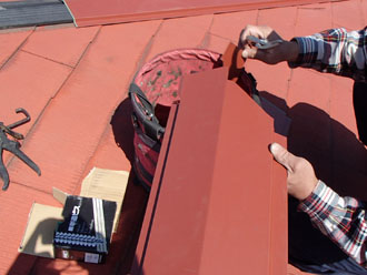 千葉県　千葉市中央区　棟板金交換　板金を裁断し、加工