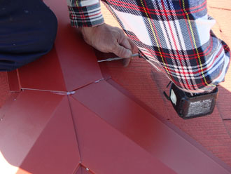 千葉県　千葉市中央区　棟板金交換　板金をビスで固定