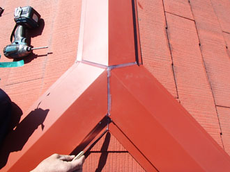 千葉県　千葉市中央区　棟板金交換　隣り合う部分はコーキングで防水