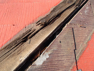 千葉県　千葉市中央区　棟板金交換　屋根の点検　貫板の劣化