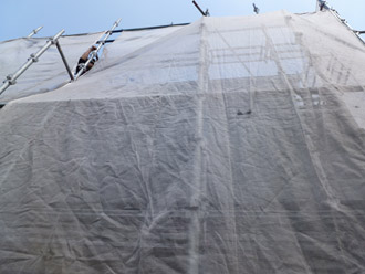 千葉市中央区 屋根塗装 外壁塗装　足場架設後、メッシュシートを設置