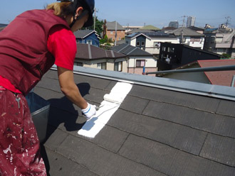 千葉市中央区 屋根塗装 外壁塗装工事　屋根の下塗り