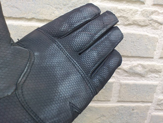 千葉市中央区 屋根塗装 外壁塗装　点検　外壁のチョーキング現象で白くなった手袋