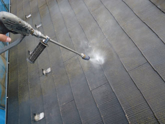 千葉市中央区　屋根塗装　外壁塗装　ベランダ防水　高圧洗浄　洗浄中の屋根