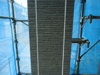 千葉市中央区　屋根塗装　外壁塗装　ベランダ防水　立ち上がりにウレタン塗布　狭い場所