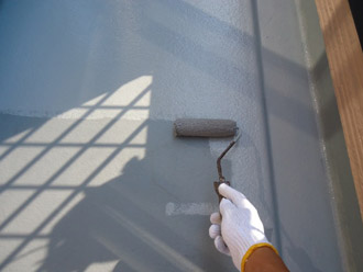 千葉市中央区　屋根塗装　外壁塗装　ベランダ防水　トップコート塗布1回目