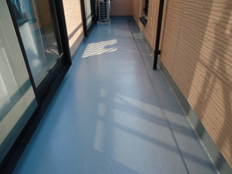 千葉市中央区　屋根塗装　外壁塗装　ベランダ防水　トップコート塗布1回目完了