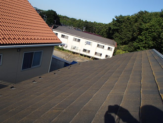 千葉市中央区　屋根塗装　外壁塗装　ベランダ防水　点検　屋根にコケ