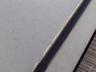 千葉市中央区　屋根塗装　外壁塗装　ベランダ防水　点検　棟板金の塗装の剥がれ