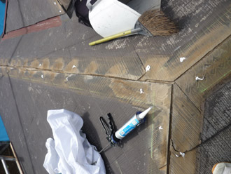 千葉市稲毛区　棟板金交換　屋根塗装　外壁塗装　貫板の撤去後にできた穴にコーキング