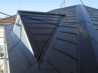 千葉市稲毛区　棟板金交換　屋根塗装　外壁塗装　屋根塗装の上塗り