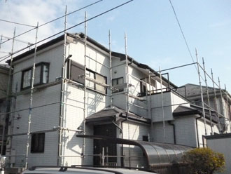 埼玉県　富士見市　屋根塗装　外壁塗装　バルコニー防水　足場の架設　正面斜め