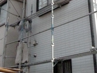 埼玉県　富士見市　屋根塗装　外壁塗装　バルコニー防水　足場を架設する職人