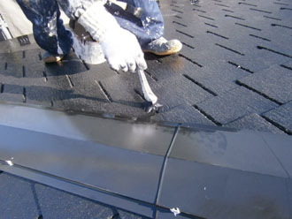 埼玉県　富士見市　屋根塗装　外壁塗装　バルコニー防水　屋根の中塗り　刷毛使用