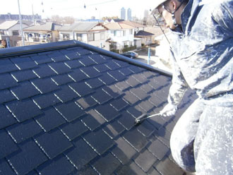 埼玉県　富士見市　屋根塗装　外壁塗装　バルコニー防水　屋根の中塗り　ローラー使用