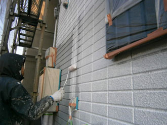 埼玉県　富士見市　屋根塗装　外壁塗装　バルコニー防水　外壁の下塗り