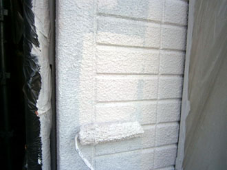 埼玉県　富士見市　屋根塗装　外壁塗装　バルコニー防水　外壁の中塗り