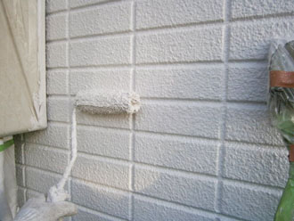 埼玉県　富士見市　屋根塗装　外壁塗装　バルコニー防水　外壁の上塗り